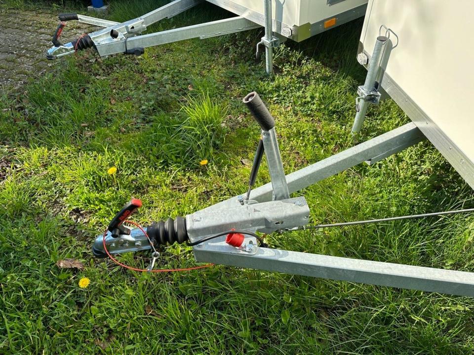 Autarker Sanitäranhänger mit 700-Liter-Tank