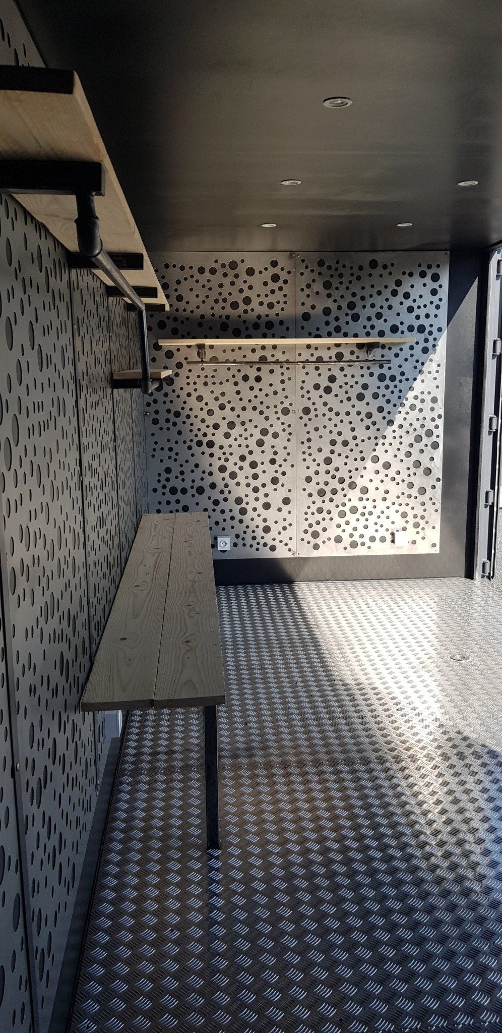 20-FUß-TROCKENFRACHTCONTAINER MIT SEITLICHER ÖFFNUNG „SHOP-BOX“