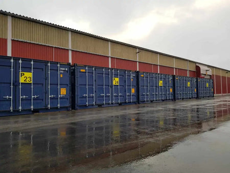 20-Fuß-Container mit seitlicher Beladung und Palettenregal.