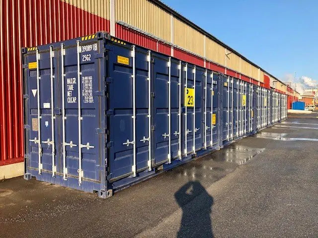 20-Fuß-Container mit seitlicher Beladung und Palettenregal.