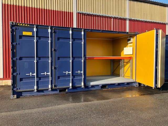 20-Fuß-Container mit seitlicher Beladung und Palettenregal.
