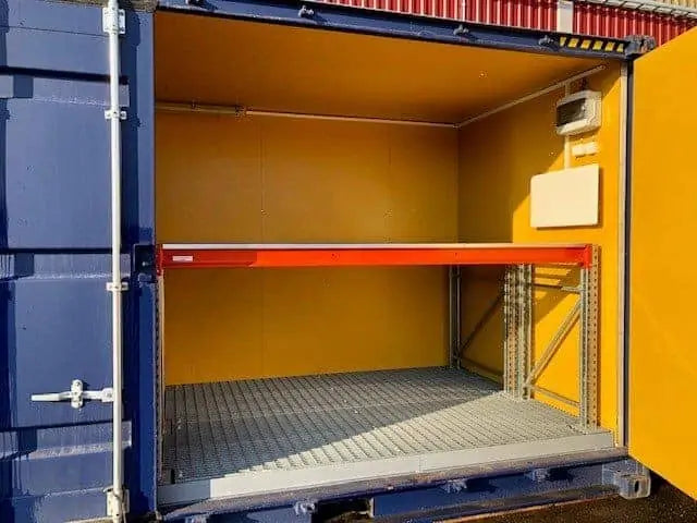 20-Fuß-Container mit seitlicher Beladung und Palettenregal.