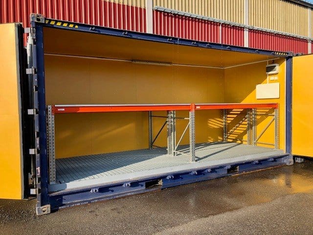 20-Fuß-Container mit seitlicher Beladung und Palettenregal.