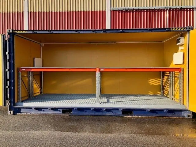 20-Fuß-Container mit seitlicher Beladung und Palettenregal.