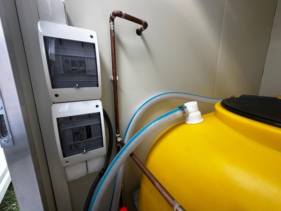 Autarker Sanitäranhänger mit 700-Liter-Tank