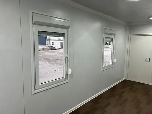 Standard-Bürocontainer mit zwei Fenstern.