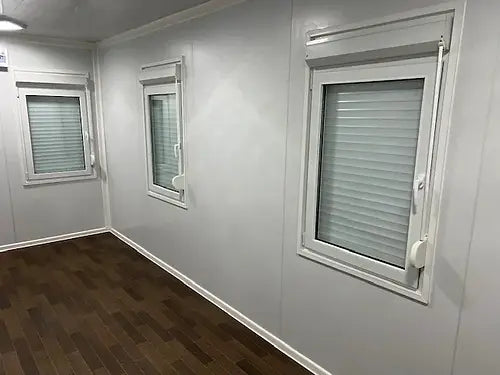 Standard-Bürocontainer mit zwei Fenstern.