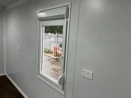 Standard-Bürocontainer mit mittiger Tür