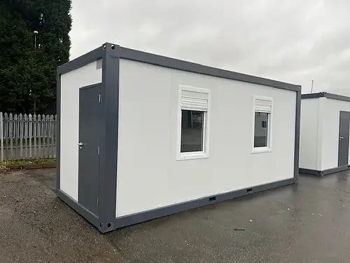 Standard-Bürocontainer mit zwei Fenstern.