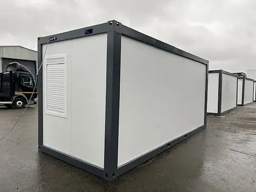 Standard-Bürocontainer mit zwei Fenstern.