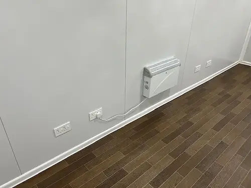 Standard-Bürocontainer mit zwei Fenstern.