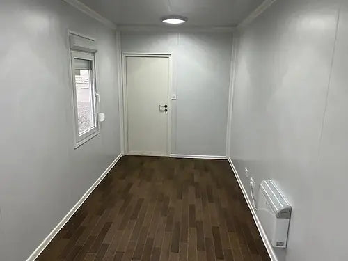 Standard-Bürocontainer mit zwei Fenstern.