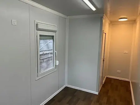 Standardbüro mit Bad und zwei Fenstern.