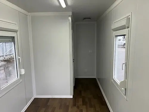 Standardbüro mit Bad und zwei Fenstern.