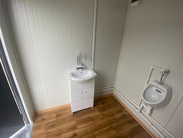 Doppelkabinen-Toilette