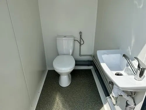 Sanitärcontainer mit 3 Kabinen