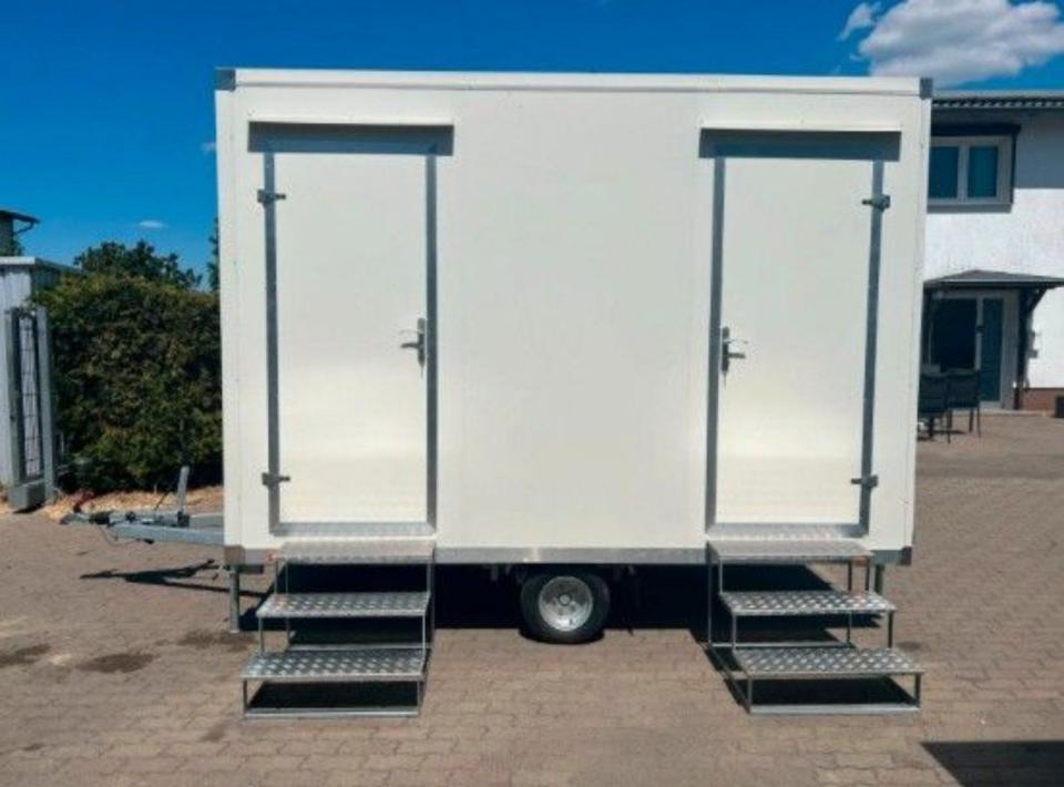 Autarker Sanitäranhänger mit 700-Liter-Tank