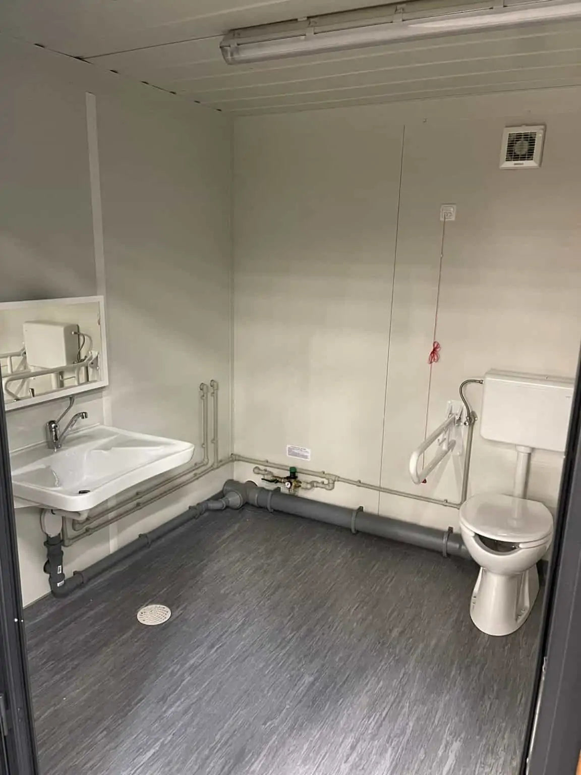 Sanitärbehälter mit Lattenroststruktur