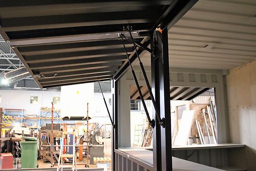 20-Fuß-Container (7,1 m) oder 6-Meter-Seecontainer, ausgestattet für die Nutzung als Bar/Café.