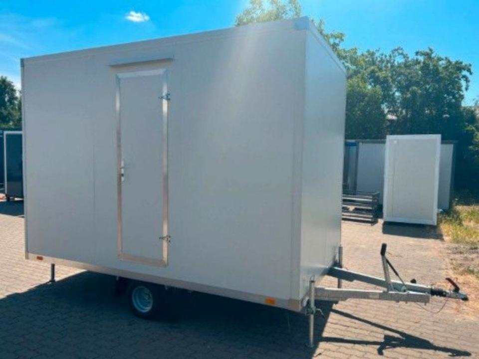 Autarker Sanitäranhänger mit 700-Liter-Tank
