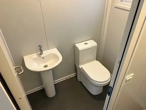 Standardbüro mit Bad und zwei Fenstern.