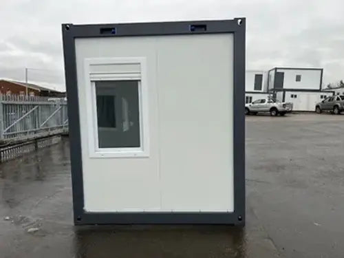 Standardbüro mit Bad und zwei Fenstern.