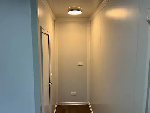 Standardbüro mit Bad und zwei Fenstern.