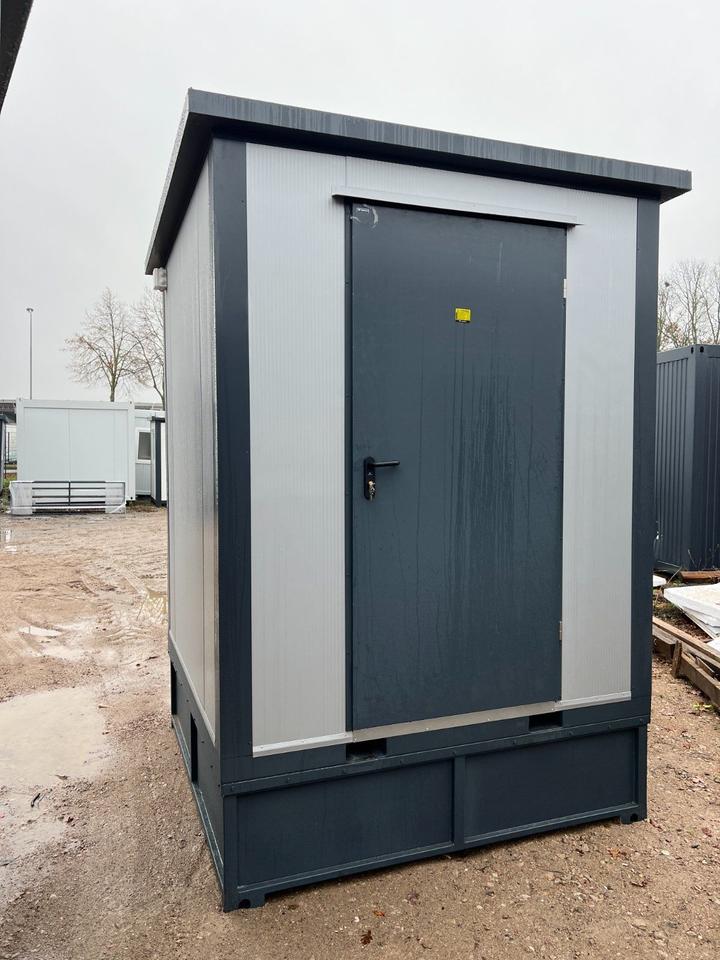 Sanitärkabine 2,00 x 2,00 m mit Dusche/WC und Spülkasten.