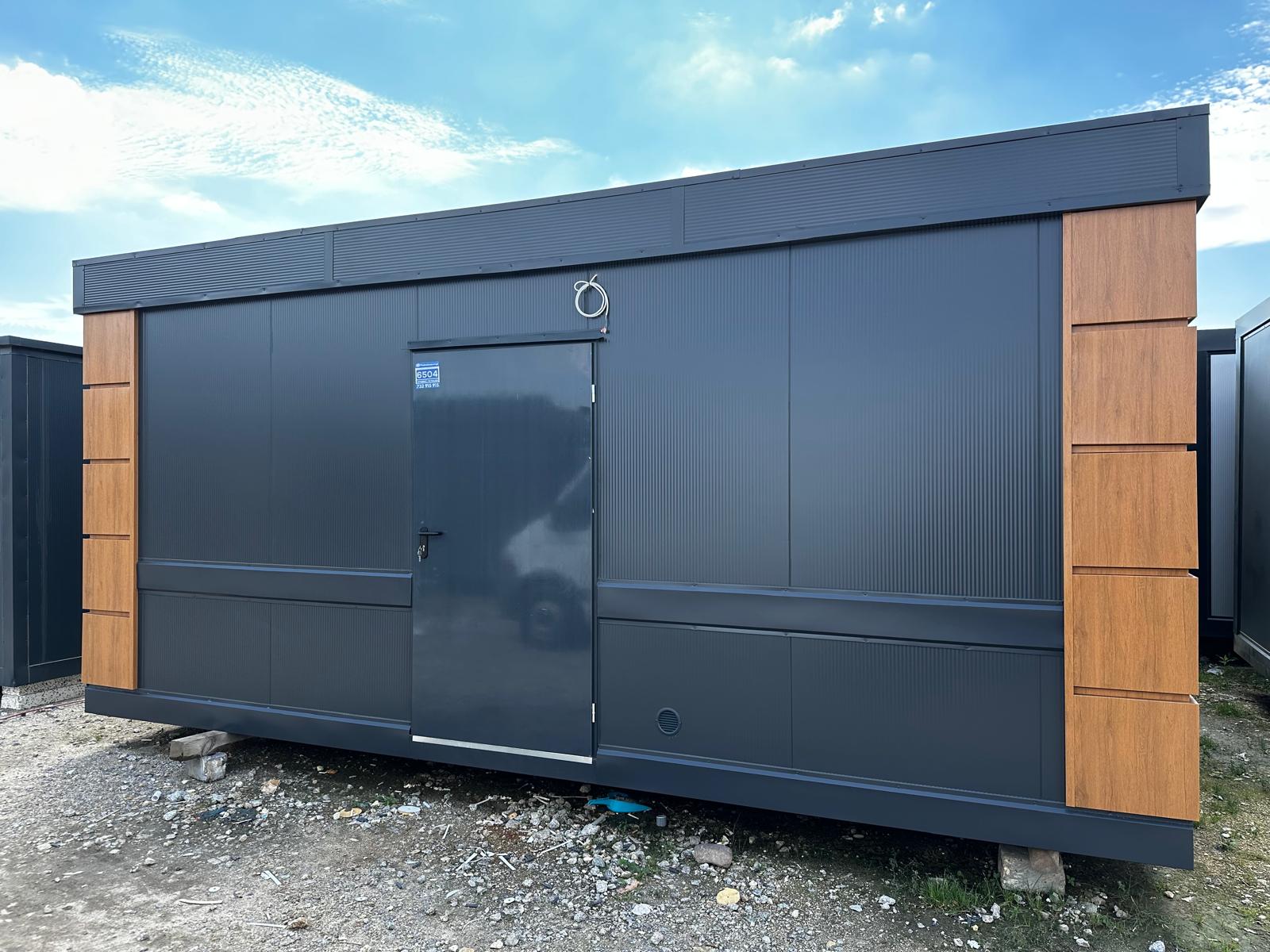 Sanitärcontainer ausgestattet mit 4 WCs / 1 Urinal / 3 Waschbecken