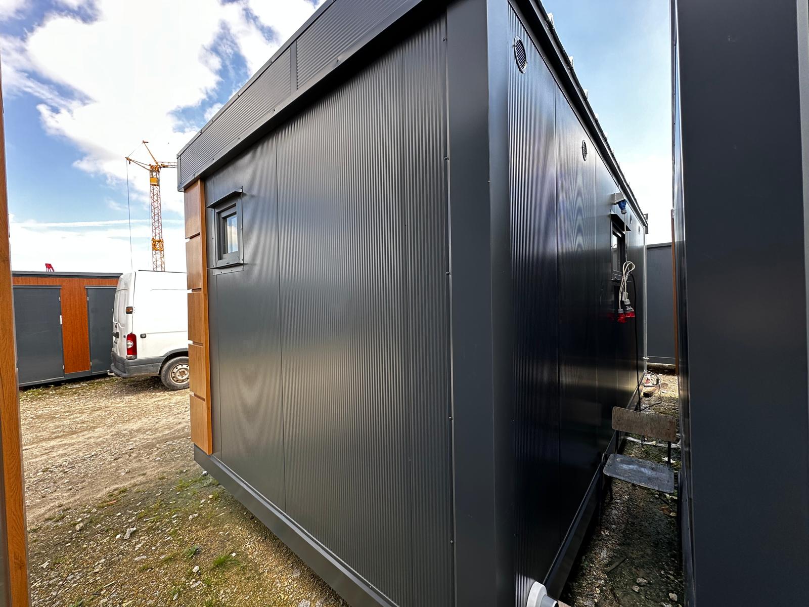 Sanitärcontainer ausgestattet mit 4 WCs / 1 Urinal / 3 Waschbecken