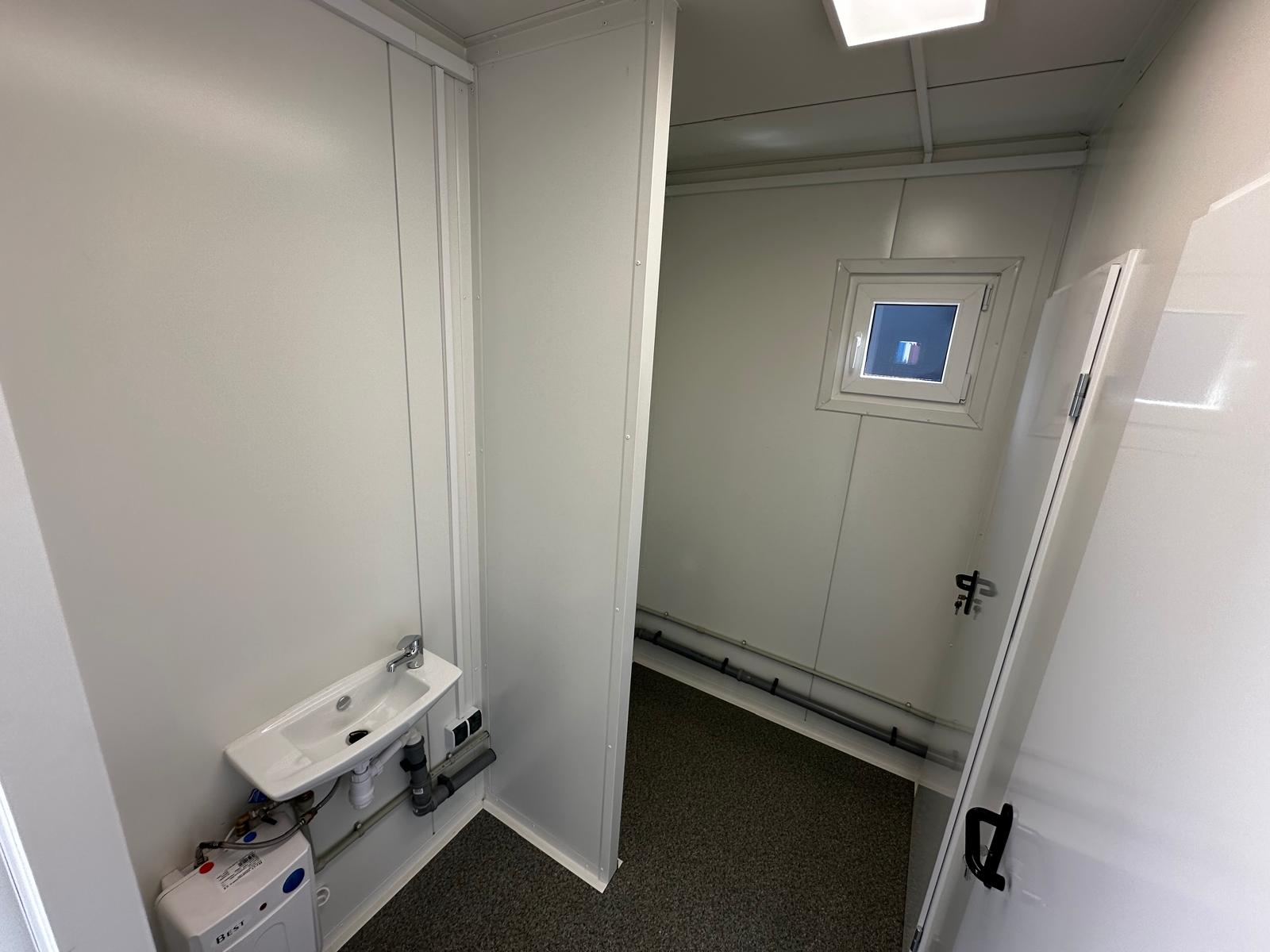 Sanitärcontainer ausgestattet mit 4 WCs / 1 Urinal / 3 Waschbecken