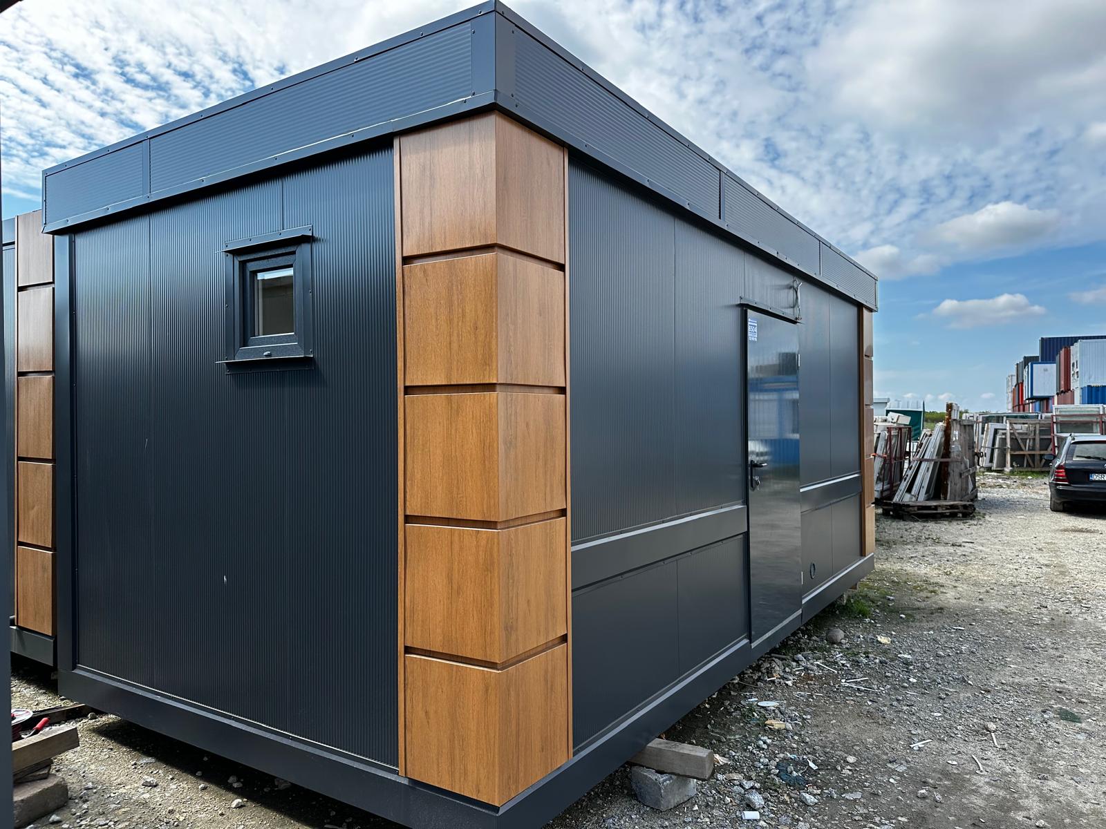 Sanitärcontainer ausgestattet mit 4 WCs / 1 Urinal / 3 Waschbecken