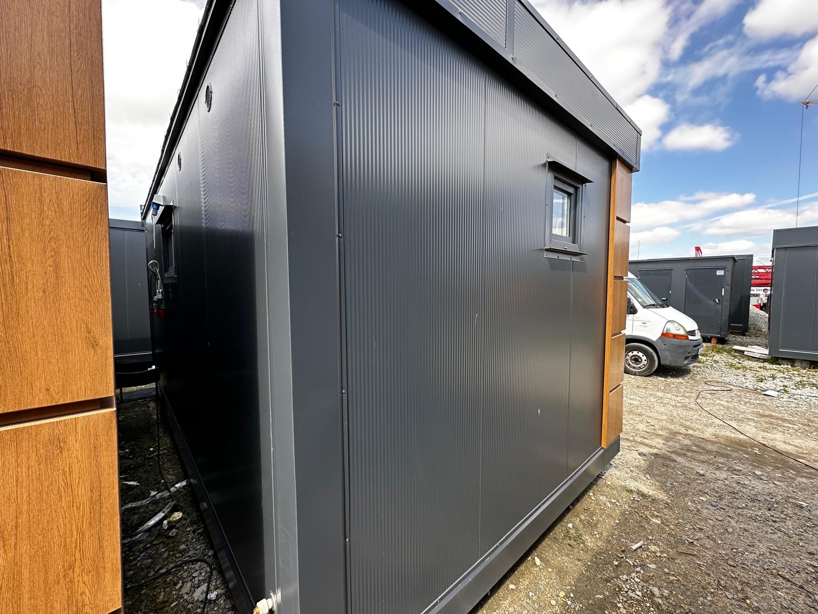 Sanitärcontainer ausgestattet mit 4 WCs / 1 Urinal / 3 Waschbecken