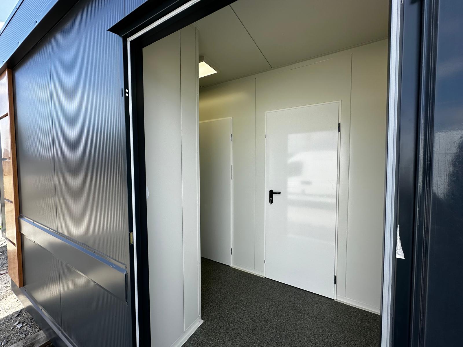 Sanitärcontainer ausgestattet mit 4 WCs / 1 Urinal / 3 Waschbecken