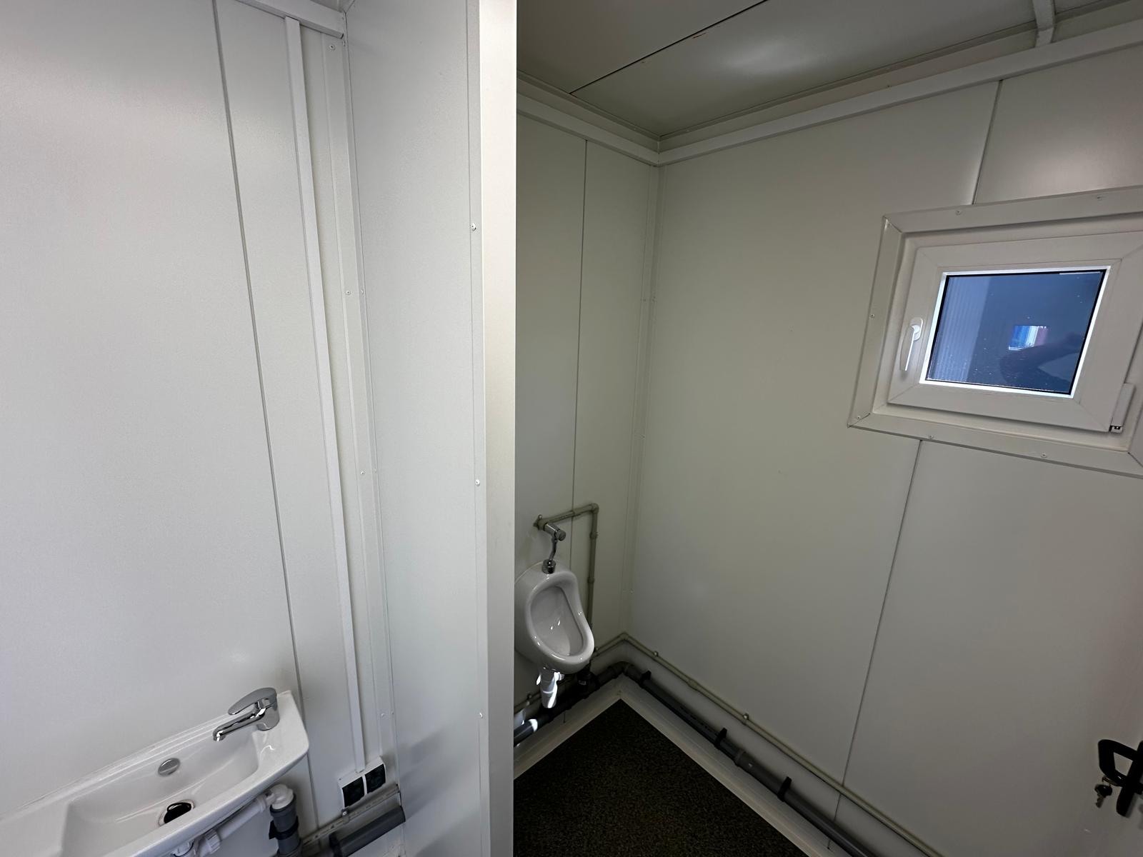 Sanitärcontainer ausgestattet mit 4 WCs / 1 Urinal / 3 Waschbecken