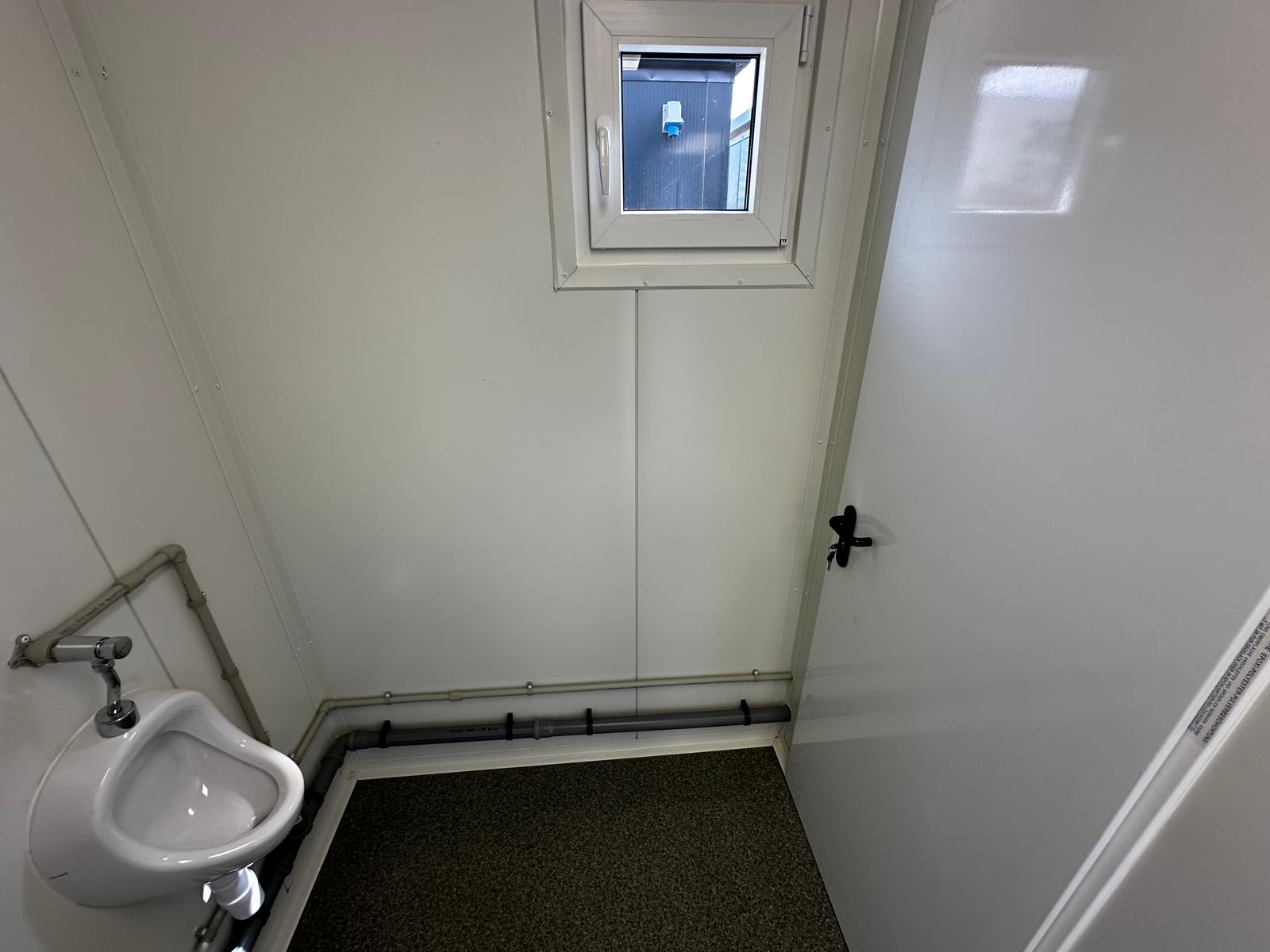 Sanitärcontainer ausgestattet mit 4 WCs / 1 Urinal / 3 Waschbecken