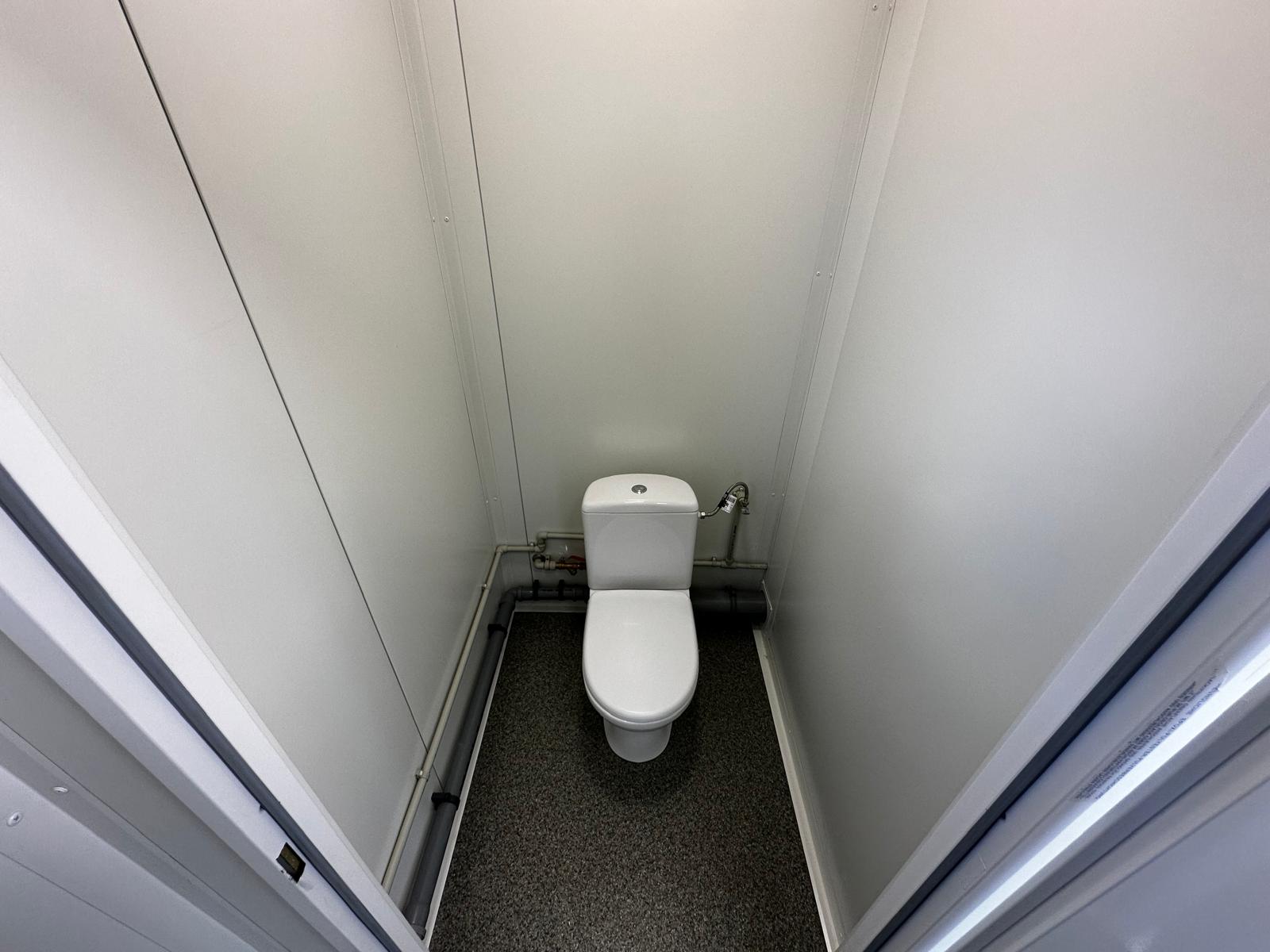 Sanitärcontainer ausgestattet mit 4 WCs / 1 Urinal / 3 Waschbecken