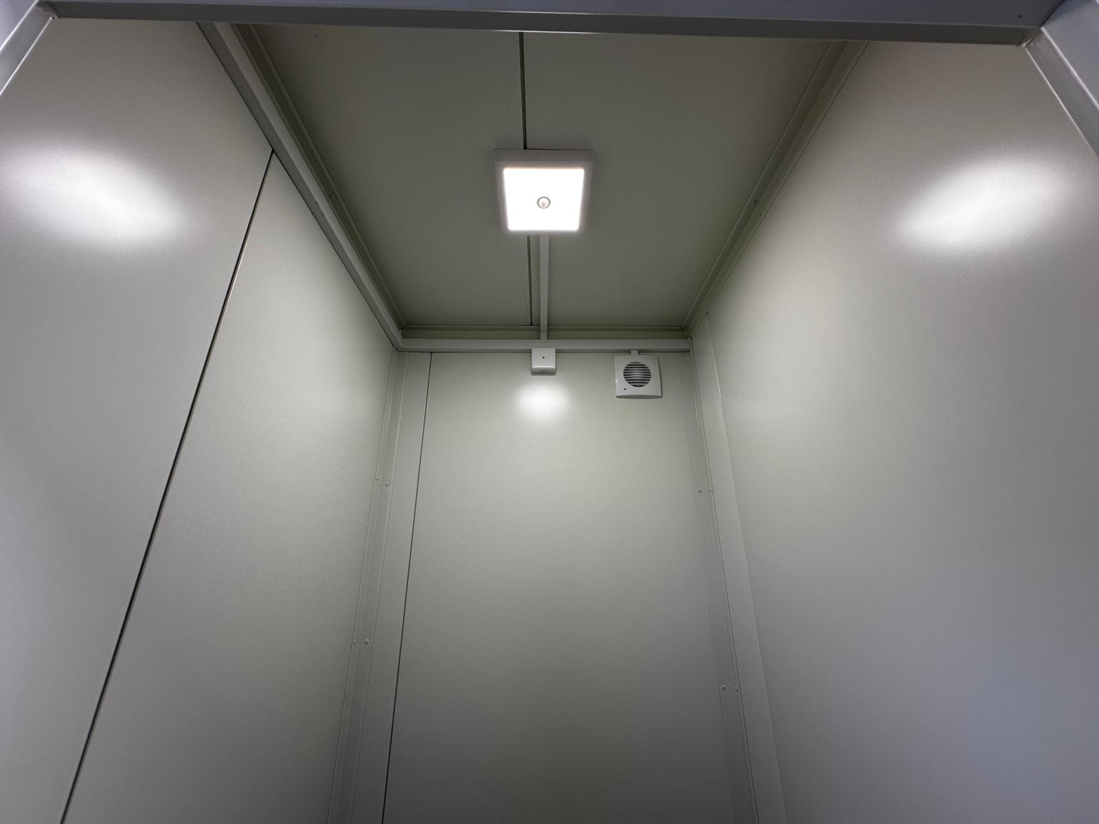 Sanitärcontainer ausgestattet mit 4 WCs / 1 Urinal / 3 Waschbecken