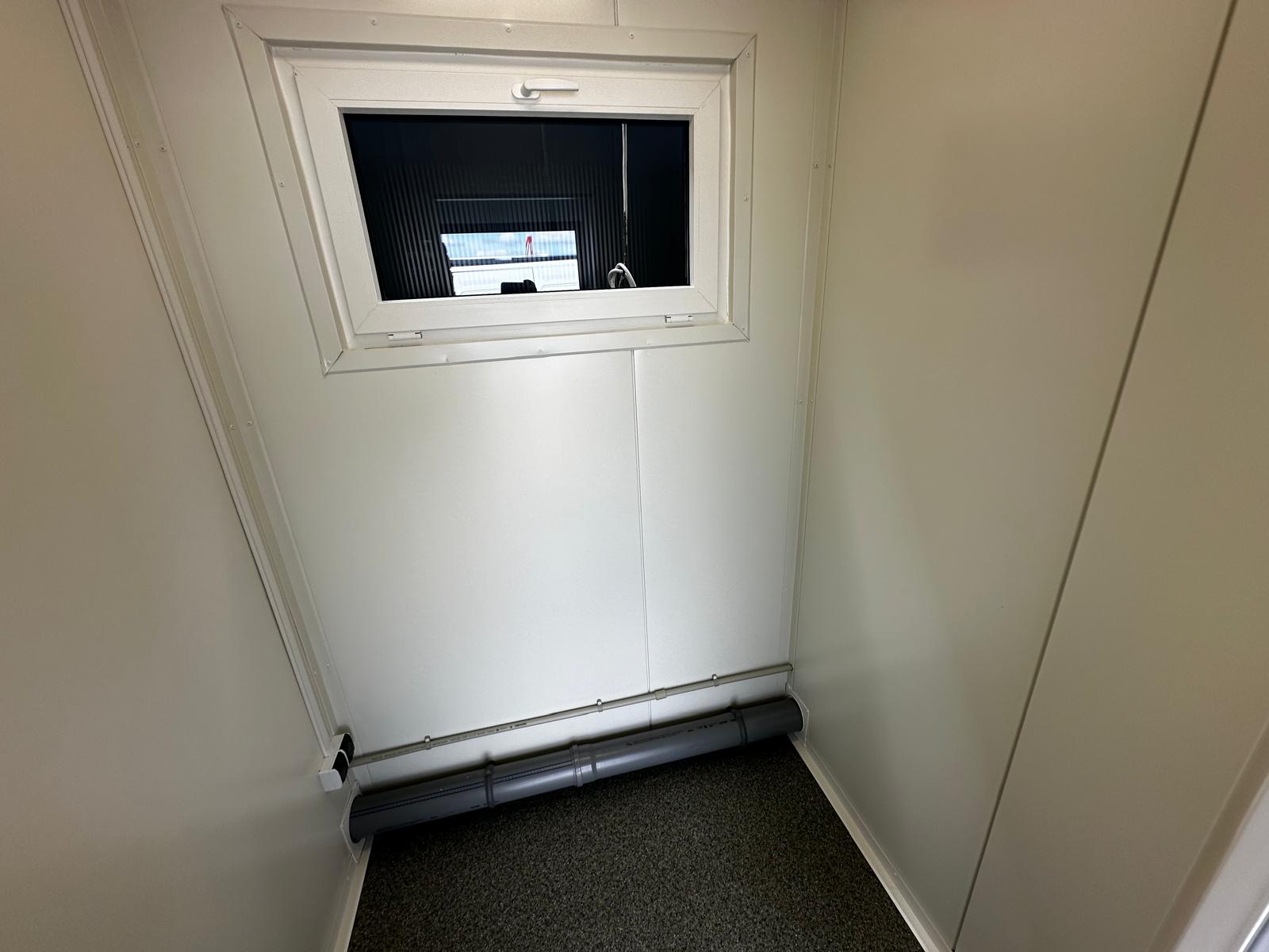 Sanitärcontainer ausgestattet mit 4 WCs / 1 Urinal / 3 Waschbecken