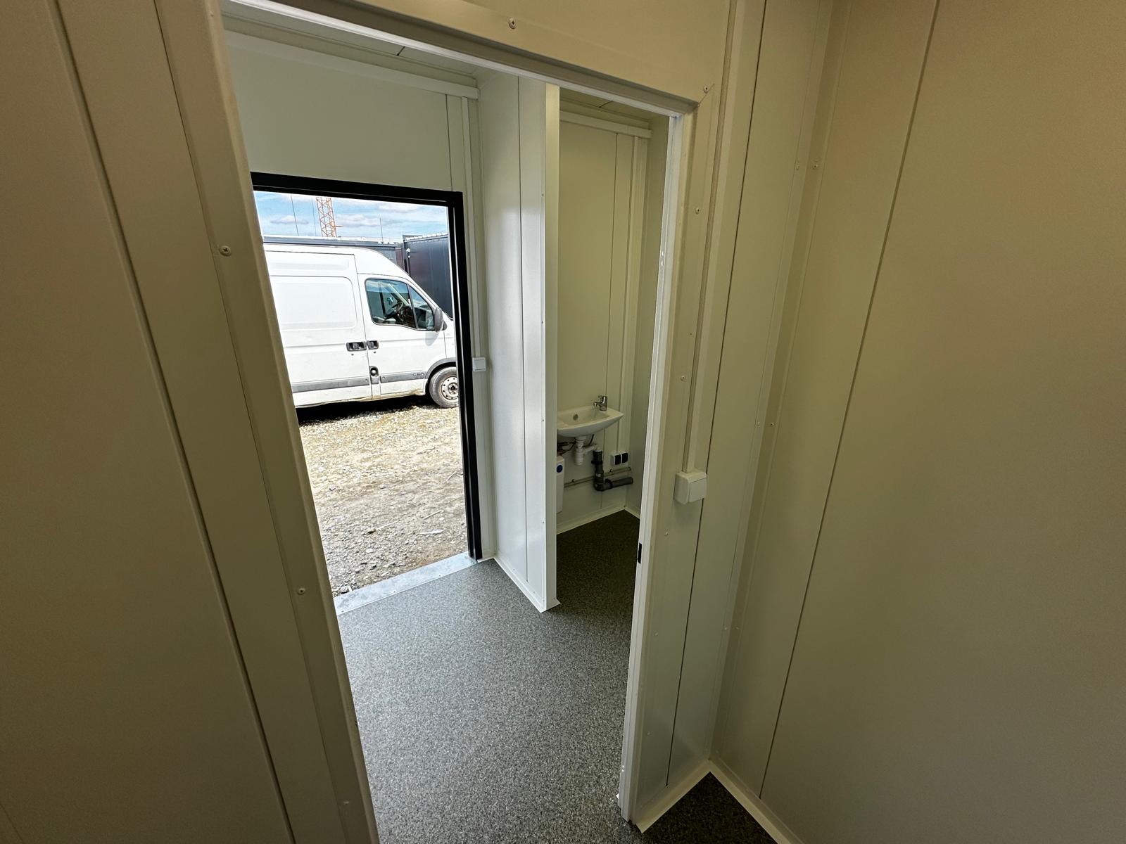 Sanitärcontainer ausgestattet mit 4 WCs / 1 Urinal / 3 Waschbecken