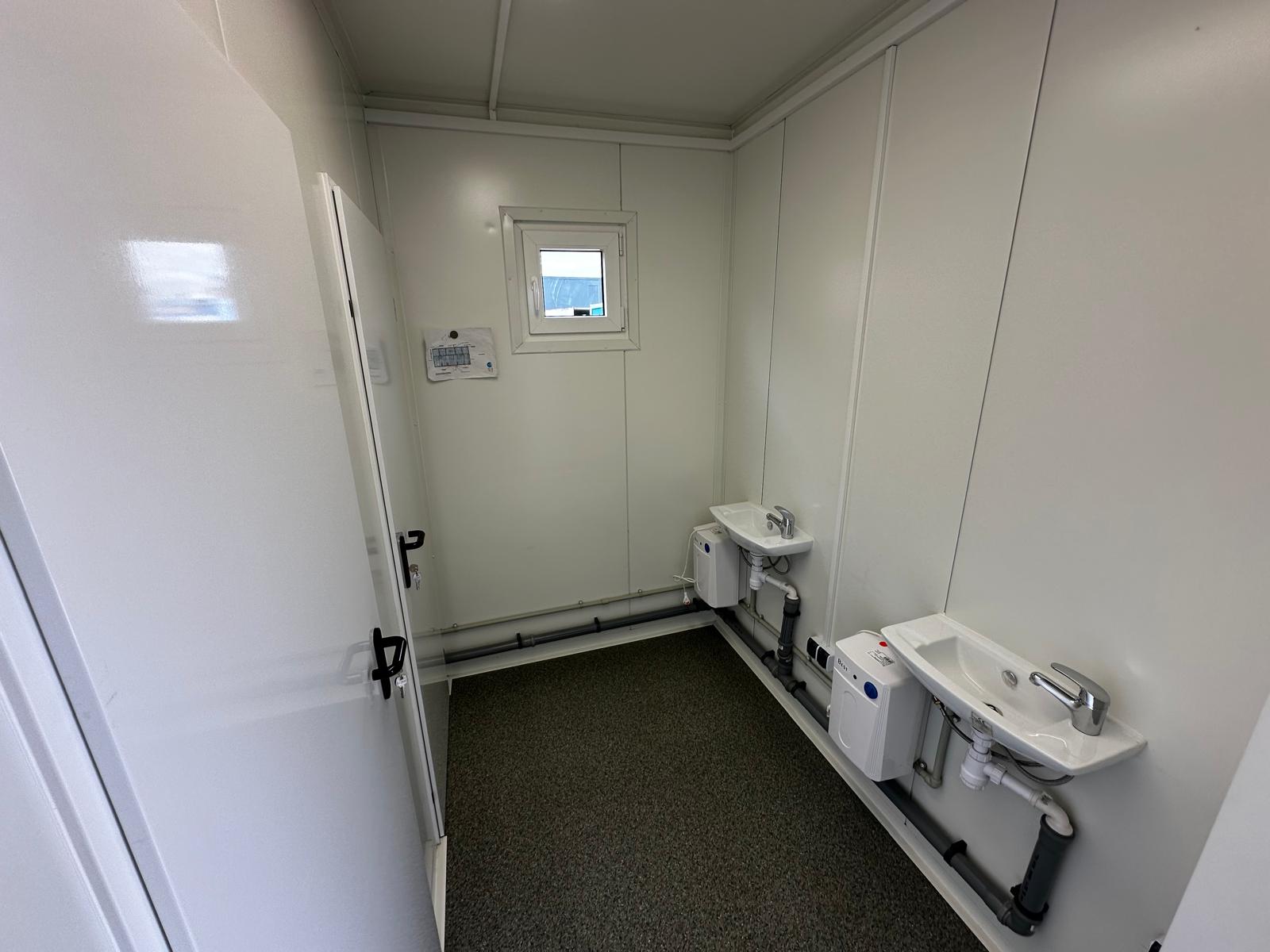 Sanitärcontainer ausgestattet mit 4 WCs / 1 Urinal / 3 Waschbecken