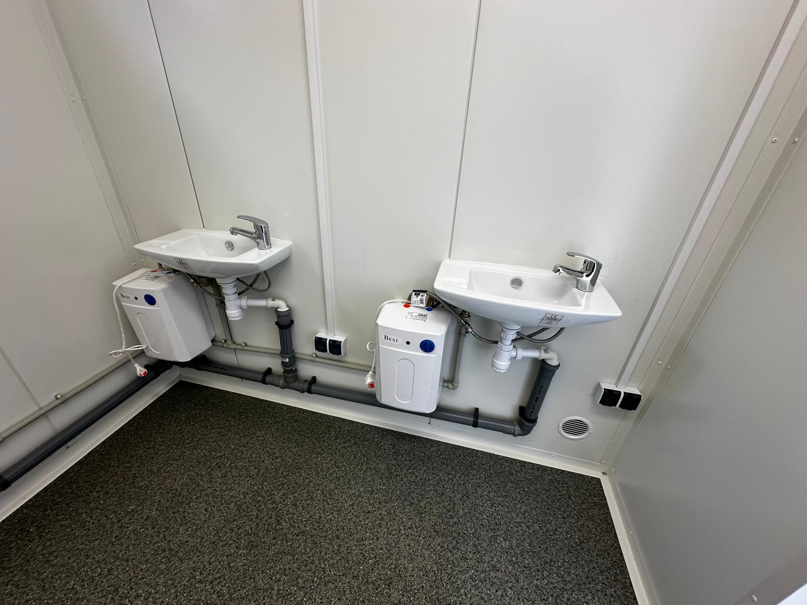 Sanitärcontainer ausgestattet mit 4 WCs / 1 Urinal / 3 Waschbecken