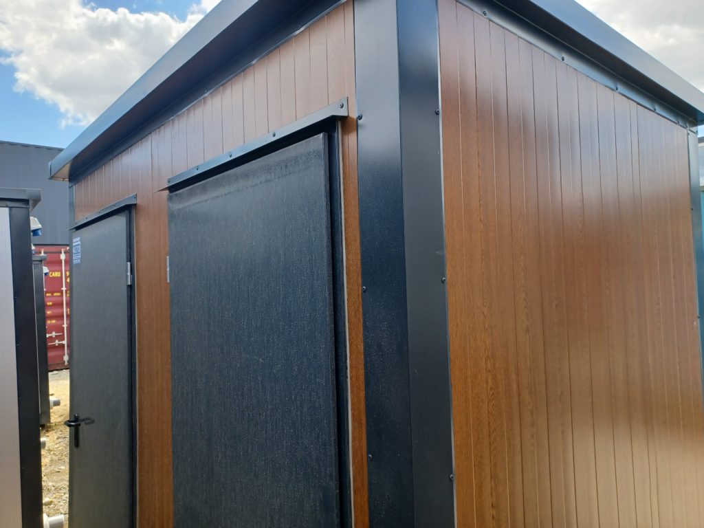 DOPPELTER SANITÄRCONTAINER MIT 2 KABINEN 249x175x249