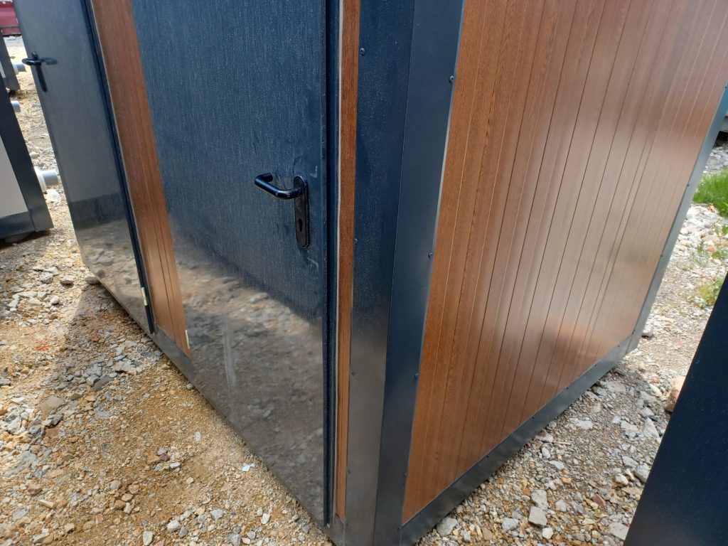 DOPPELTER SANITÄRCONTAINER MIT 2 KABINEN 249x175x249
