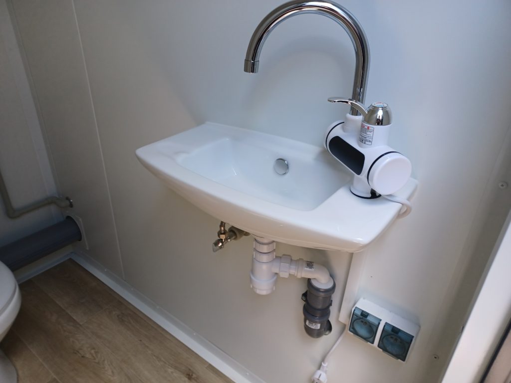 DOPPELTER SANITÄRCONTAINER MIT 2 KABINEN 249x175x249