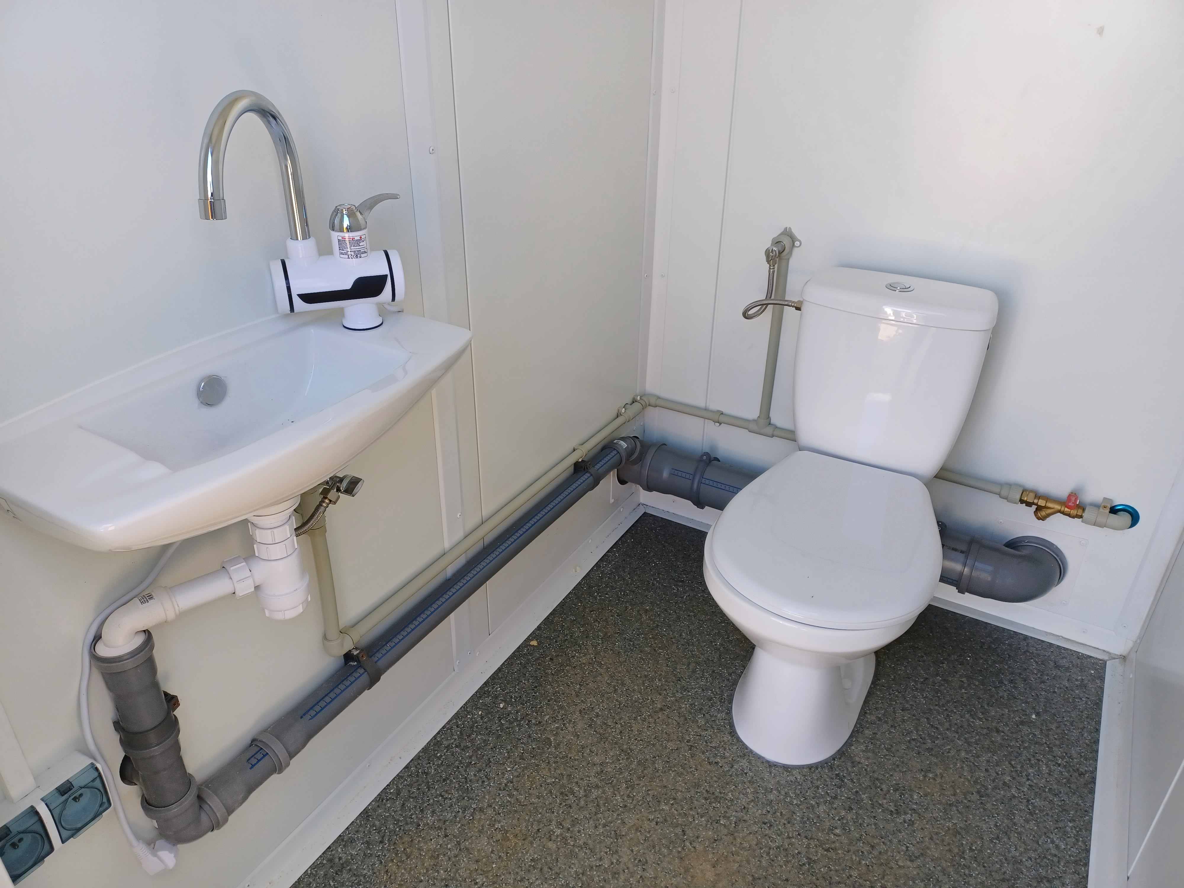 DOPPELTER SANITÄRCONTAINER MIT 2 KABINEN 245x173x229