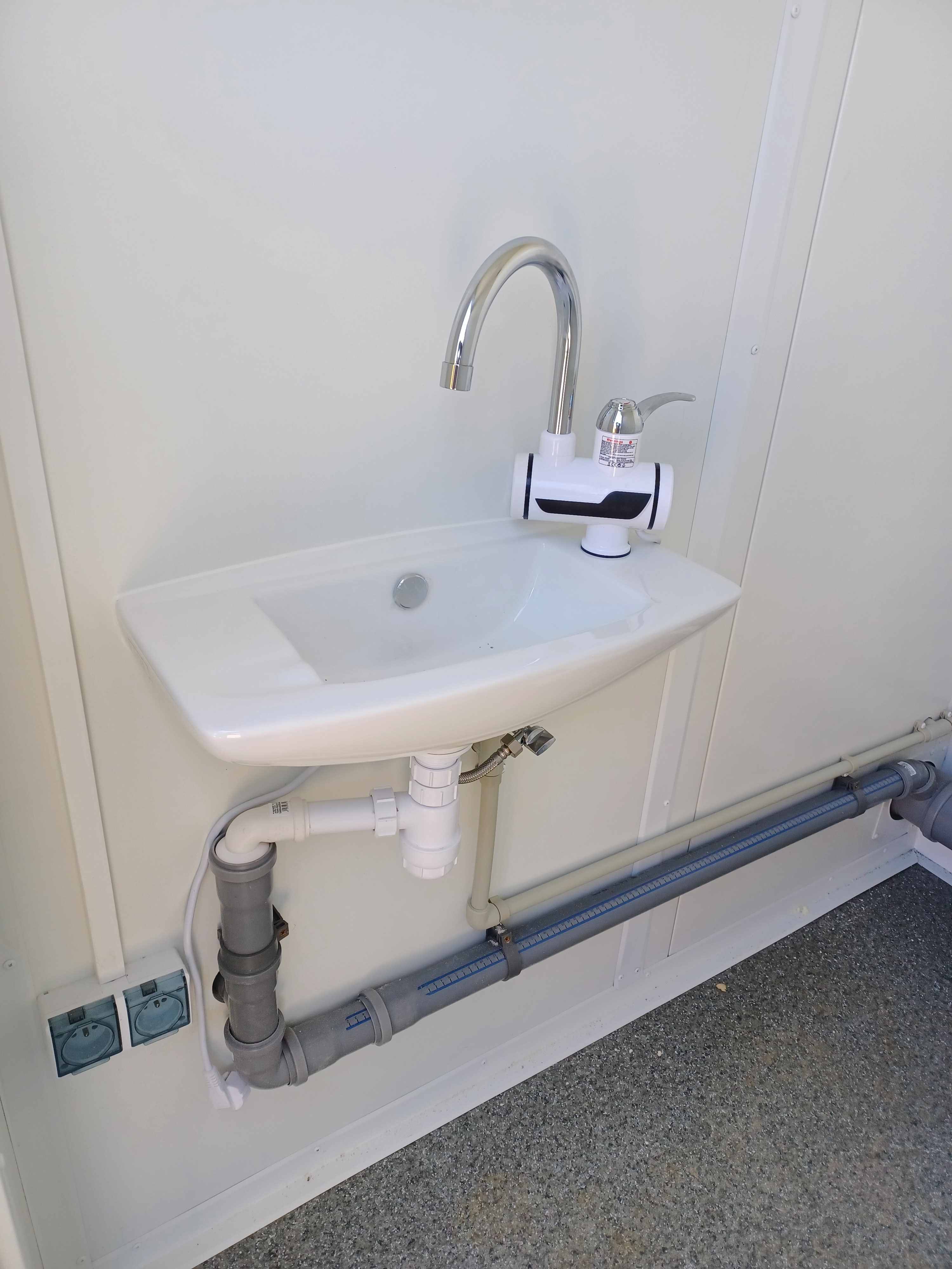 DOPPELTER SANITÄRCONTAINER MIT 2 KABINEN 245x173x229