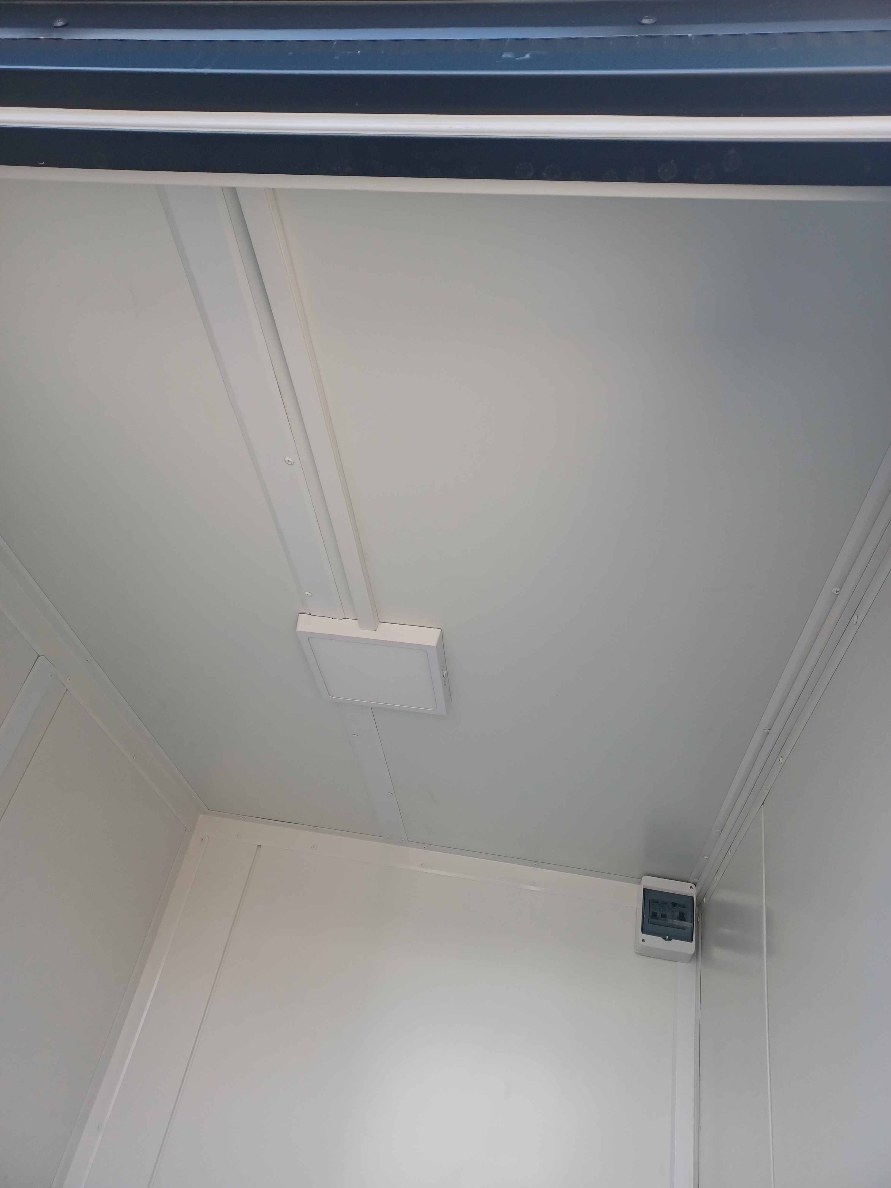 DOPPELTER SANITÄRCONTAINER MIT 2 KABINEN 245x173x229