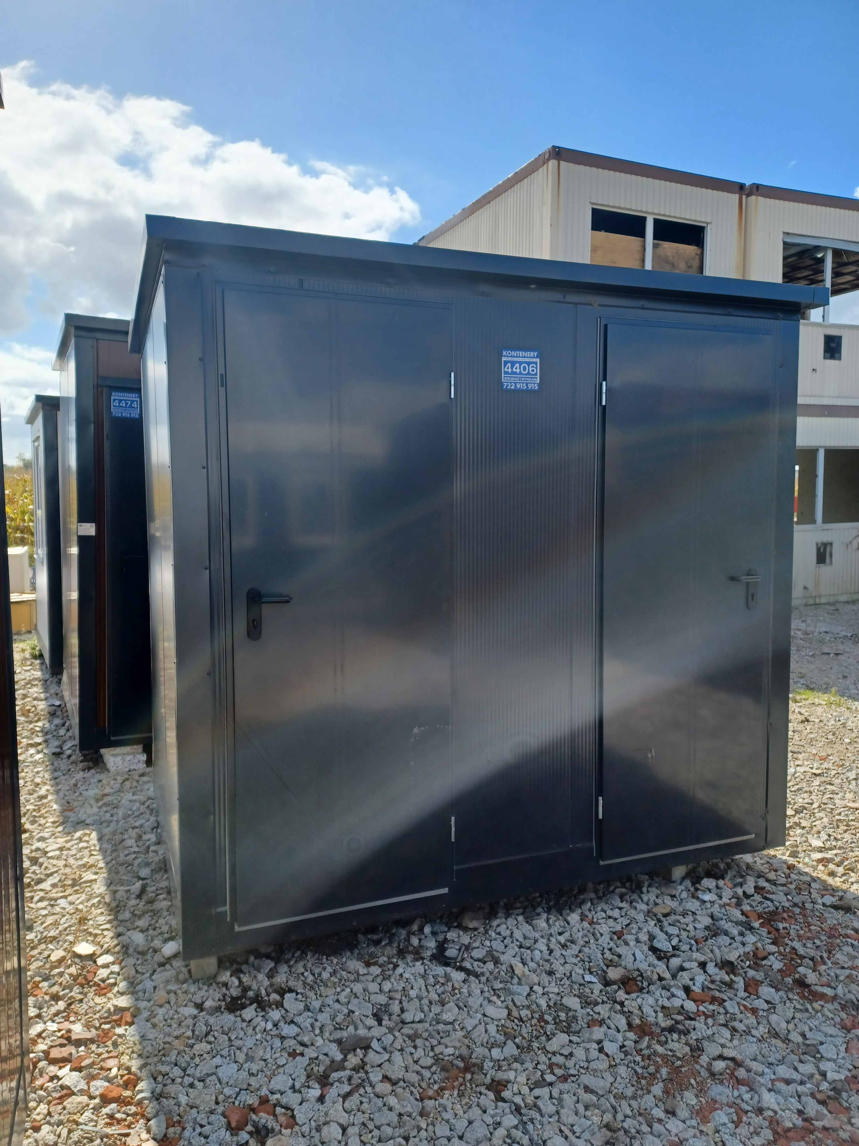 DOPPELTER SANITÄRCONTAINER MIT 2 KABINEN 245x173x229