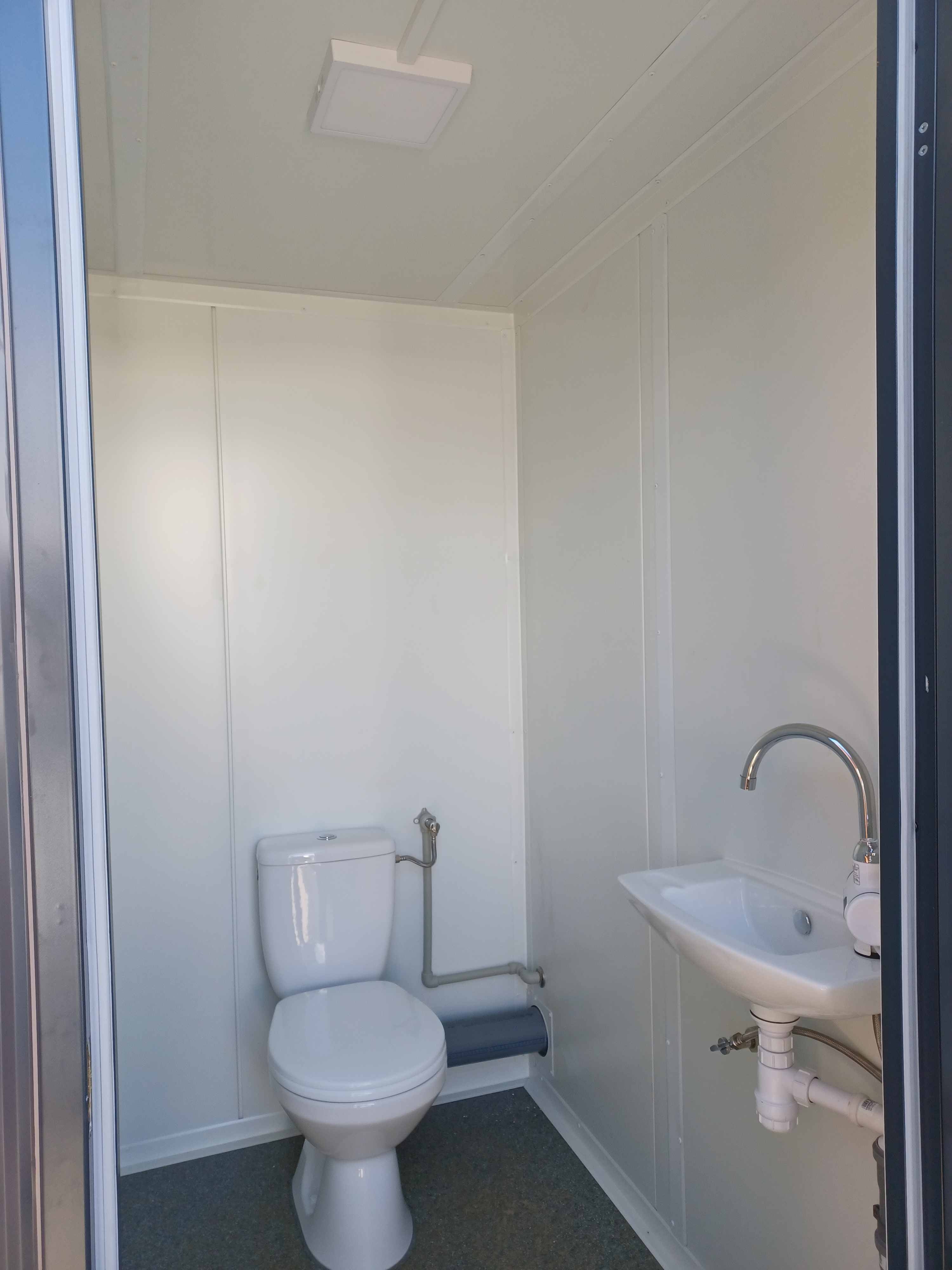 DOPPELTER SANITÄRCONTAINER MIT 2 KABINEN 245x173x229